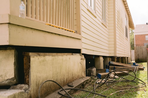 House lifted for elevation project