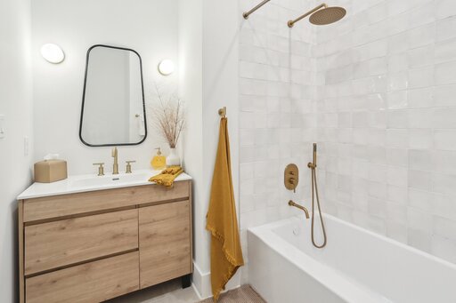 Front of narrow new build in Uptown New Orleans historic district